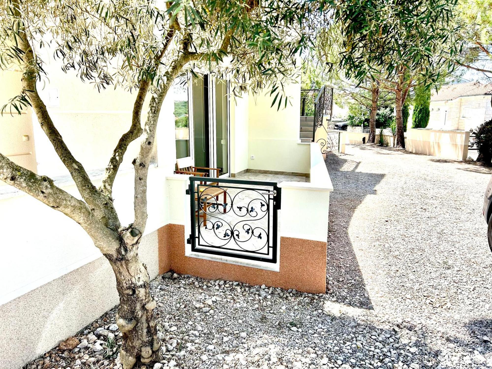 Delux 4 Stars Ariadne - 1 Min From Apartment