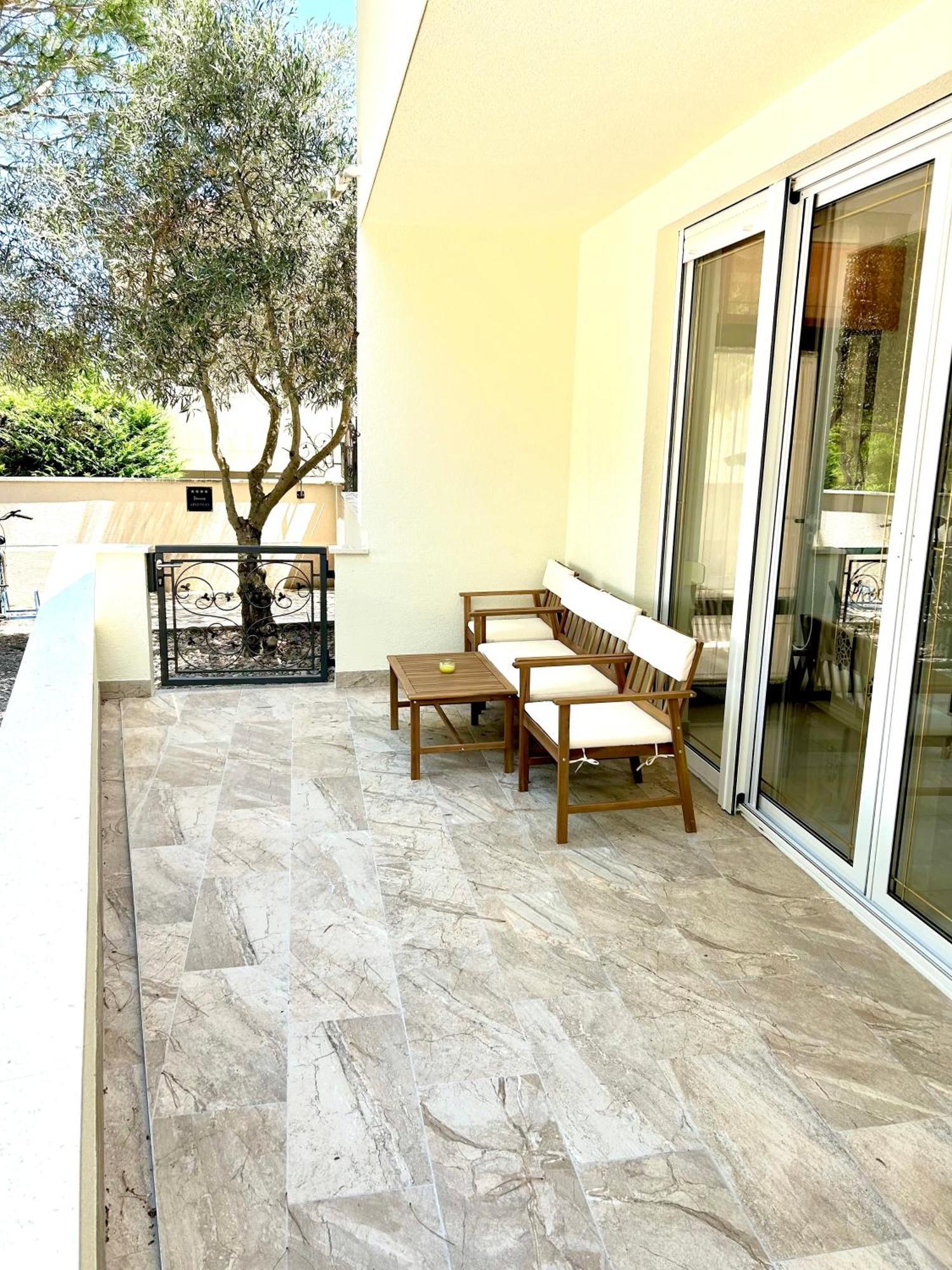 Delux 4 Stars Ariadne - 1 Min From Apartment